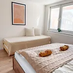 Nadstandardny S Terasou A Parkovanim Apartment